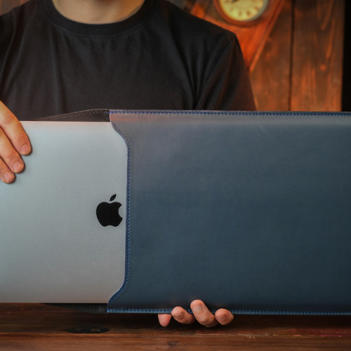 Кожаный чехол для MacBook синий вертикальный 