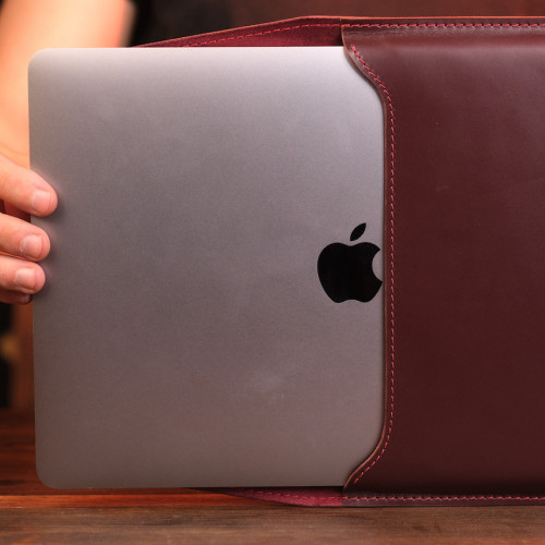 Чехол из натуральной кожи для MacBook бордовый, вертикальный