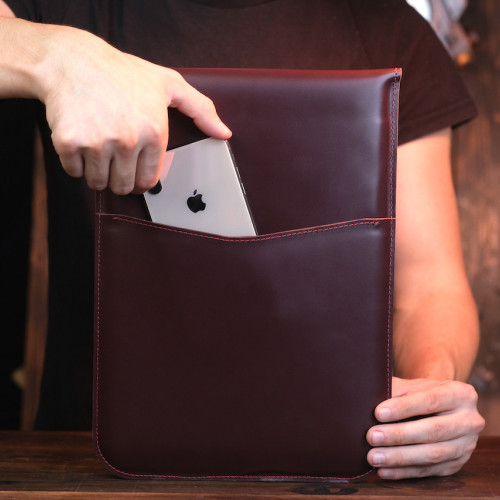 Чехол из натуральной кожи для MacBook бордовый, вертикальный