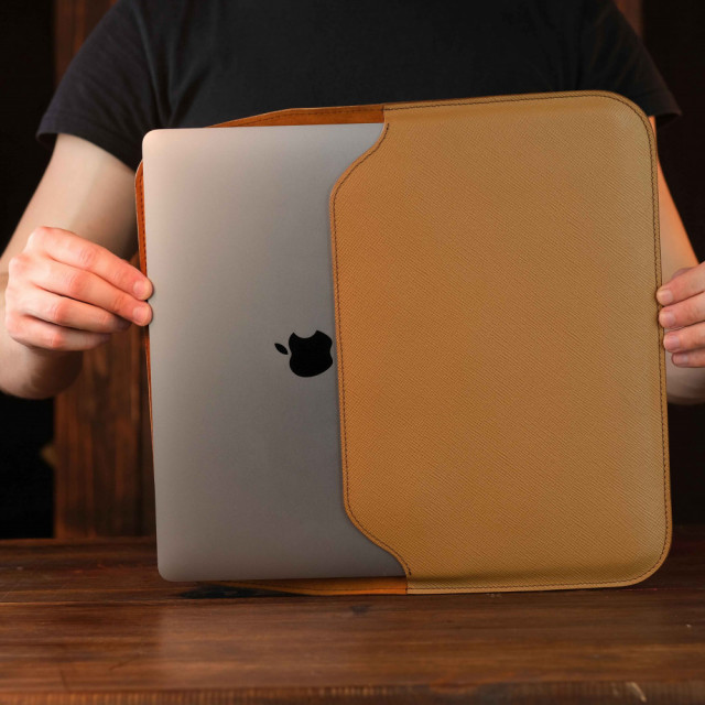 Чехол из натуральной кожи для MacBook коричнево-бежевый