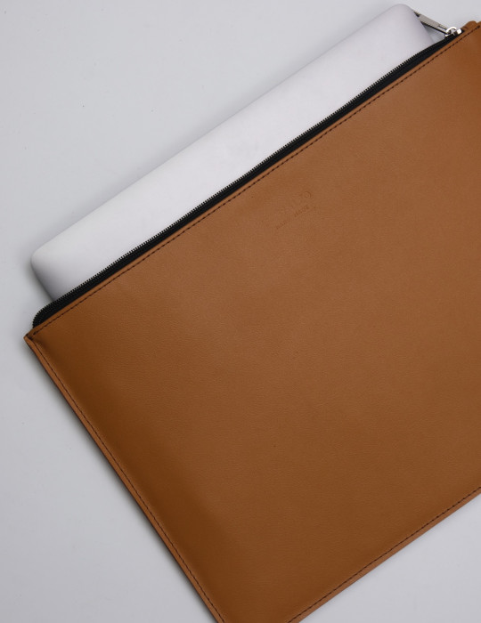Чехол из натуральной кожи для MacBook светло-коричневый, с молнией