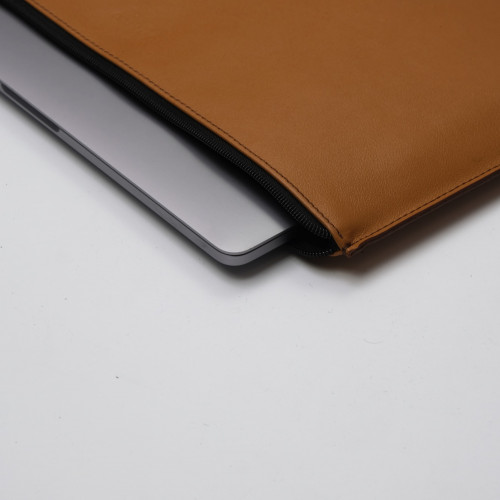 Чехол из натуральной кожи для MacBook светло-коричневый, с молнией