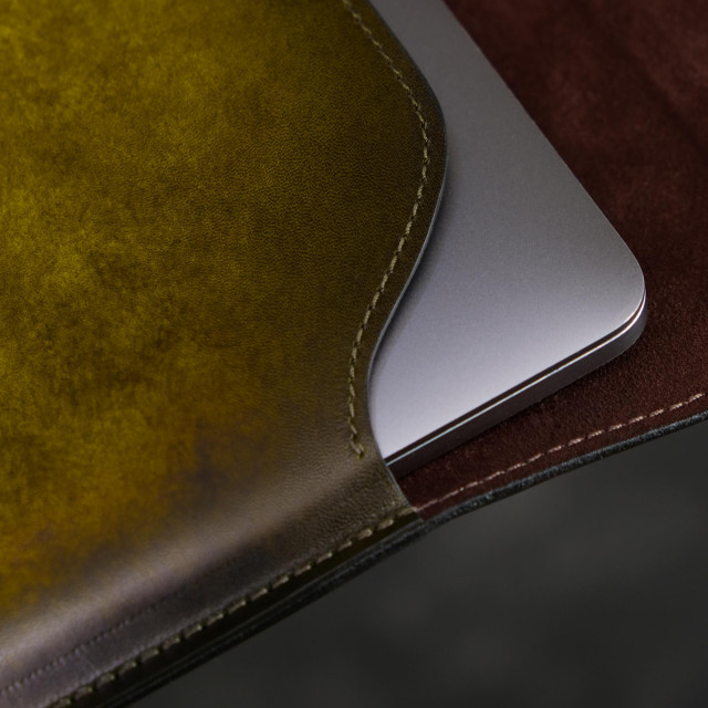 Чехол из натуральной кожи для MacBook ручного окрашивания