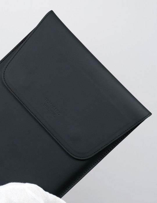 Чехол из натуральной кожи для MacBook черный, вертикальный