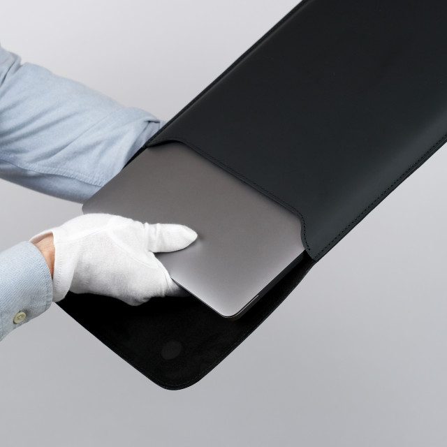 Чехол из натуральной кожи для MacBook черный, вертикальный