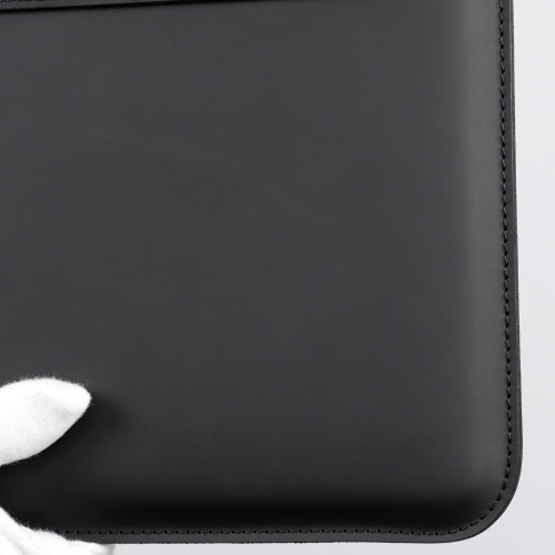 Чехол из натуральной кожи для MacBook черный, вертикальный