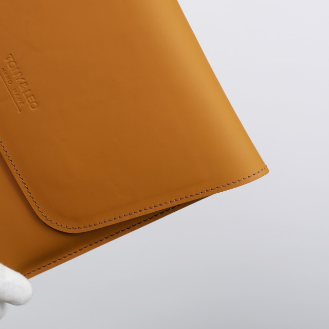 Кожаный чехол для MacBook  светло коричневый вертикальный 