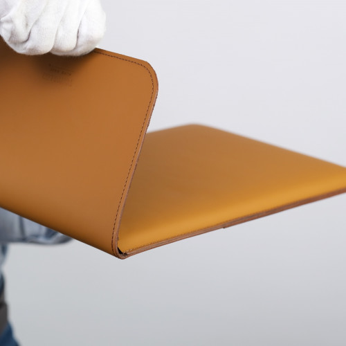 Кожаный чехол для MacBook  светло коричневый вертикальный 