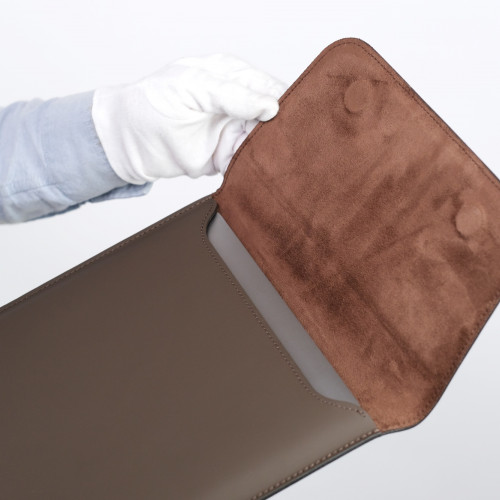 Кожаный чехол для MacBook  темно  коричневый вертикальный 