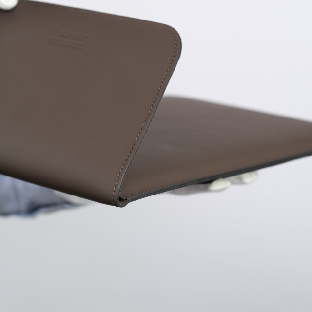 Кожаный чехол для MacBook  темно  коричневый вертикальный 