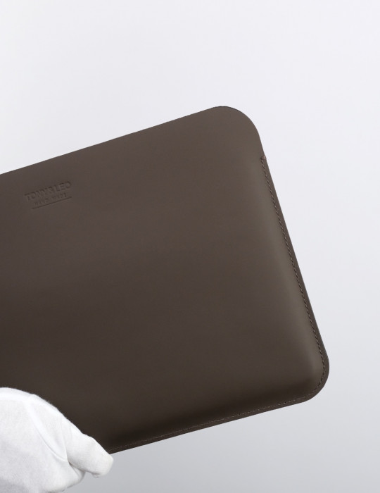Чехол из натуральной кожи для MacBook темно-коричневый, без застежки