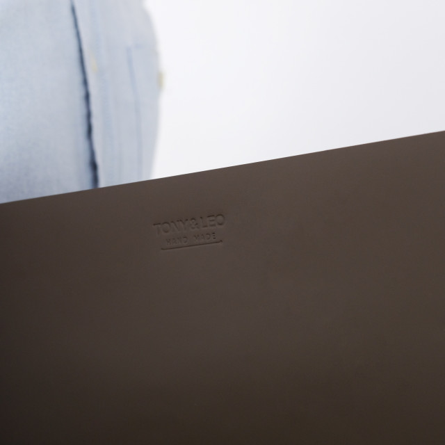 Чехол из натуральной кожи для MacBook темно-коричневый, без застежки