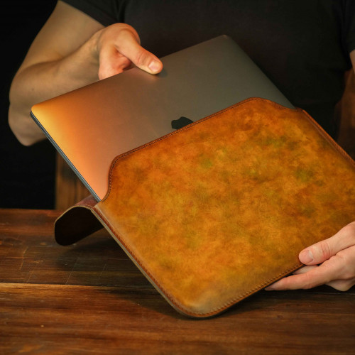 Чехол из натуральной кожи для MacBook ручное окрашивание