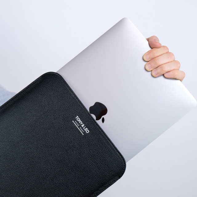 Кожаный чехол для MacBook черный вертикальный 